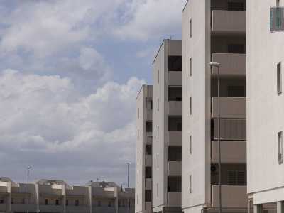 2Torricella": in realt� un rione a se stante, collegato s� alla vecchia Enziteto (e altrettanto grigio), ma abitato da vigili del fuoco, finanzieri e dipendenti pubblici e servito da scuole di ballo, un campetto di calcio e persino un bar-pizzeria-tabaccheria